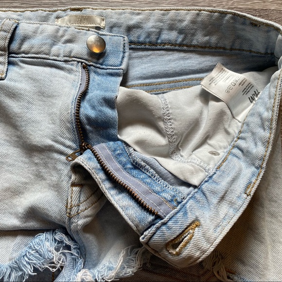 H&M • Distressed Jean Shorts • Size 6 • Light Denim with Frayed Hems - Picture 6 of 12